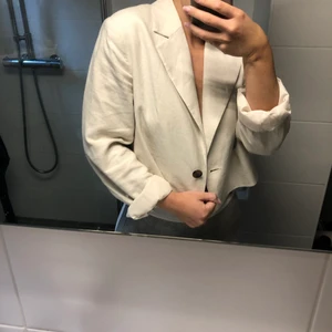 Croppad kavaj - Säljer denna fina linnekavaj då den ej kommer till användning, använd Max 2 ggr! Den är slut på hemsidan i den beiga färgen som jag säljer. 🌸