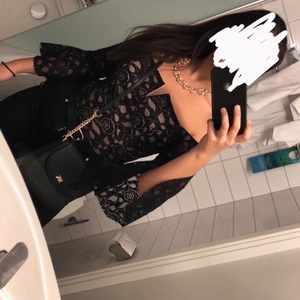 Off shoulder spets topp - En jättefin fest topp från boohoo, använd en gång! Den är i spets med jättefin V-formad detalj längst fram. 