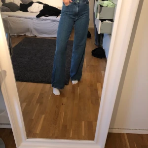 Jeans  - Säljer mina zara jeans. PERFEKT för långa tjejer, jag är 171 och de går nästan exakt till marken på mig. Använda 2 gånger och säljer pga att de inte längre är min stil. Fint skick och sitter braa. Om fler är intresserade får man buda i kommentaren. Frakt tillkommer 