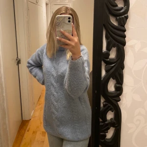 Ljusblå stickad tröja  - Säljer denna fina stickade tröjan från Na-kd 💙. Den är längre i modellen och har en polokrage. Använd ca 3 gånger. Köparen står för frakten & betalning sker via swish. 