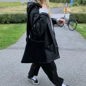 Fluffig Totebag - Jag syr totebags🦋 Måtten är ca 35x35 cm. Kom till min DM om du har frågor eller vill ha fler bilder. Frakt står köparen för/möter upp mig i sthlm. Om du är intresserad av liknande väska så hör av dig till mig!💗 