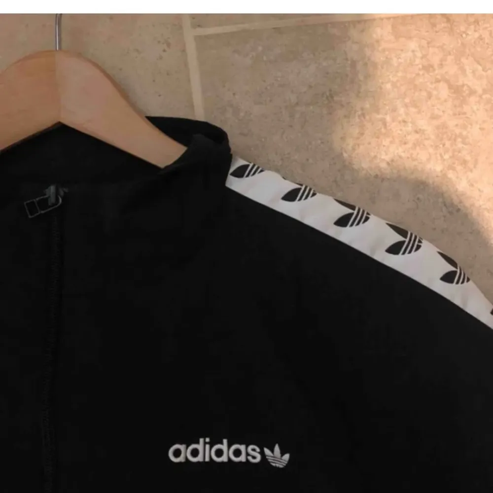 Skitsnygg windbreaker från Adidas. Superskick! Passar alla från S-L beroende på önskad passform. Vi delar på fraktkostnaden! . Jackor.