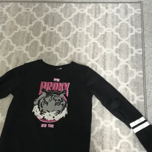 Tröja -  en svart tröja med en tiger på från Ullared i storlek 170 💕
