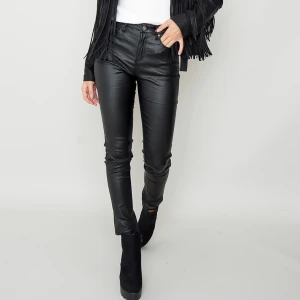 PU pants - Otroligt bra kvalitet! Köpte ett par nya i större storlek så fort jag växt ur dessa, jag ÄLSKAR dessa byxor Nypris 499💞(sitter btw jättebra vid rumpan!)