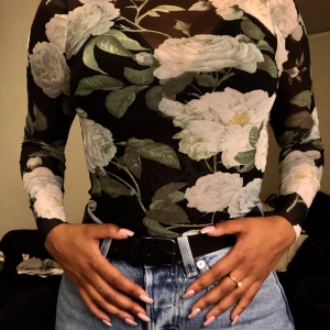 See through topp från Bikbok🌸 - See through topp från Bikbok, använd 1-2 ggr. Köpt för 299 men säljes för 80kr. Säljes pga att den knappt används. Storlek xs men passar även S. Kan alternativt mötas upp centralt i Stockholm (Stadshagen/t-centralen/Fridhemsplan/Solna)🌸.