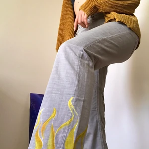 Esprit gråa byxor size 31/32 - Dessa Härliga Esprit byxorna är originellt herrbyxor men funkar för både tjajor och killar. Ljusgrå ton och även custom gula flammor vid fötterna. Buda buda buda!