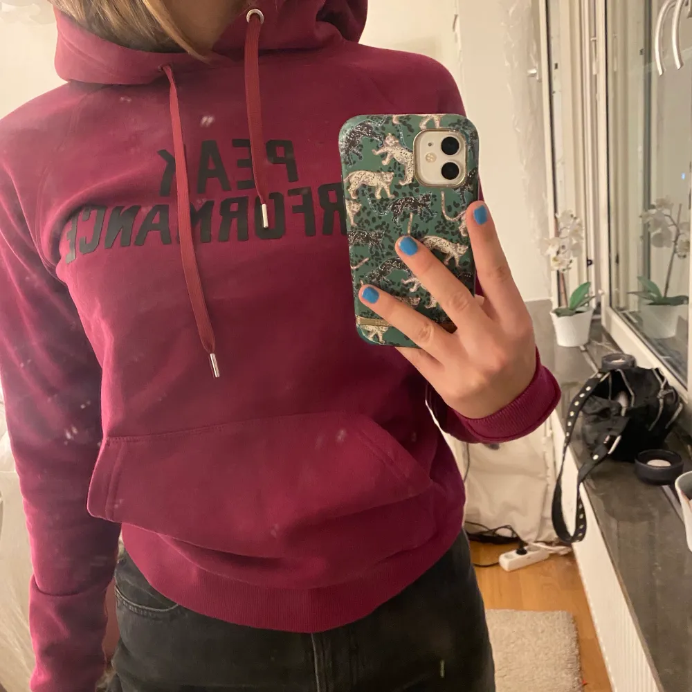 Skitsnygg hoodie från Peak Performance i en snygg lila nyans. Aldrig ägt en mjukare hoodie men är tyvärr lite för liten för mig för min smak och är endast använd vid fototillfället. Originalpris: 1 099kr. Storlek M men sitter som en s/m.. Tröjor & Koftor.