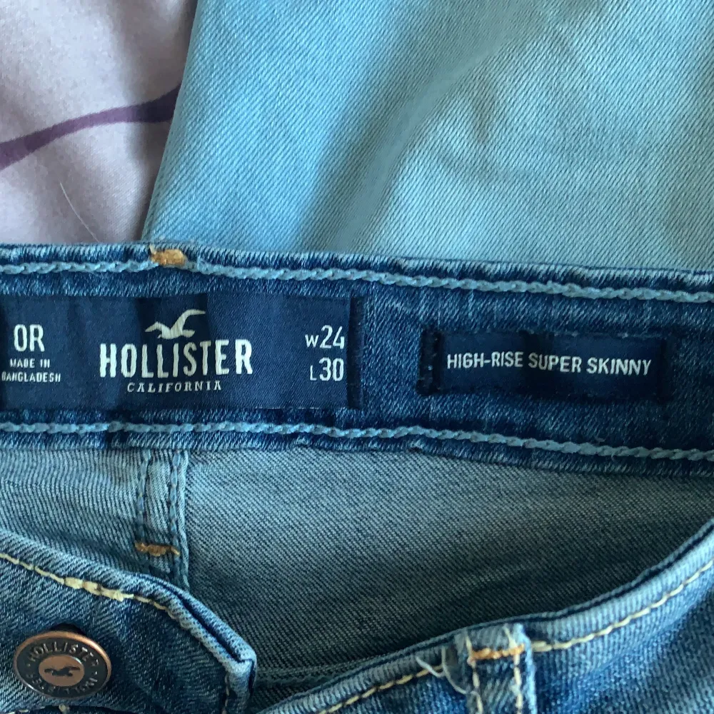 Blåa hög midjade jeans från hollister. Säljer pga de aldrig kommer till användning och är för långa.. Jeans & Byxor.