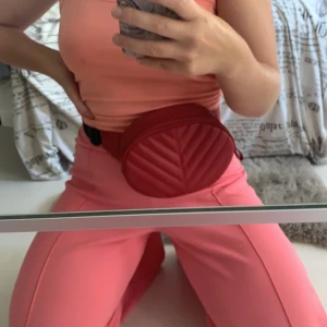 Fanny pack/magväska - Superfin liten praktisk väska i klar röd färg. Kan skickas för 20 kr!