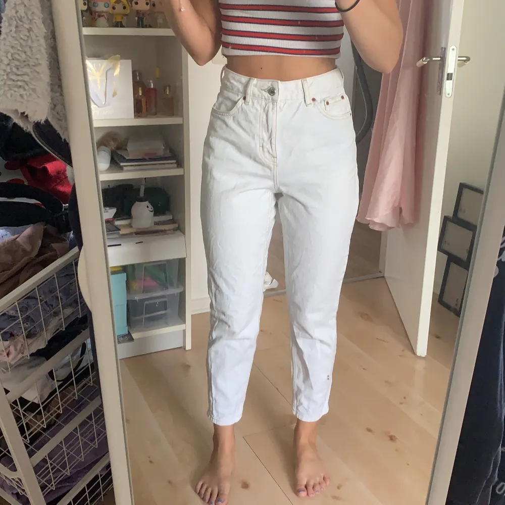 Vita mom jeans från topshop. Det är storlek w26, L28. Jag säljer då de är förstora för mig i midjan. De är i fint skick och ser oanvända ut.. Jeans & Byxor.