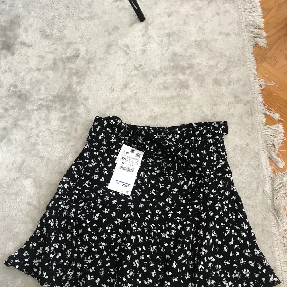 Kort kjol med byxor under från zara, köpt för 1 månad sedan för 299kr. Aldrig använd . Kjolar.
