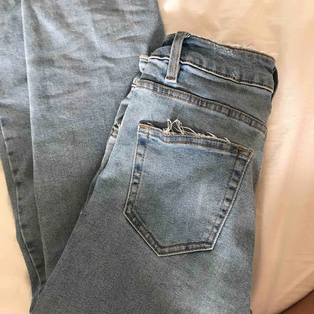 Höga raka jeans från Cubus!💕 Mycket bra skick!  Kan frakta eller mötas upp i Uppsala. Jeans & Byxor.