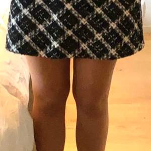 Oanvänd kjol från zara! Säljs för att den är för stor för mig. Den är dock liten i storleken. Passar L och XL