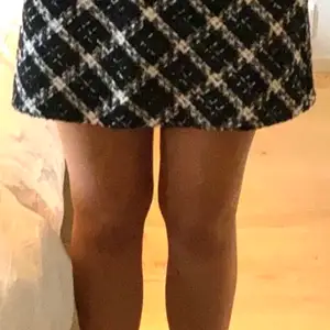 Oanvänd kjol från zara! Säljs för att den är för stor för mig. Den är dock liten i storleken. Passar L och XL