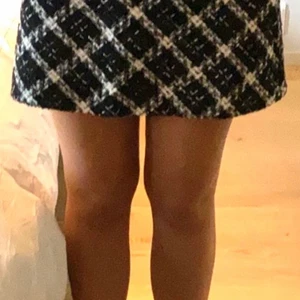 Oanvänd kjol från zara - Oanvänd kjol från zara! Säljs för att den är för stor för mig. Den är dock liten i storleken. Passar L och XL