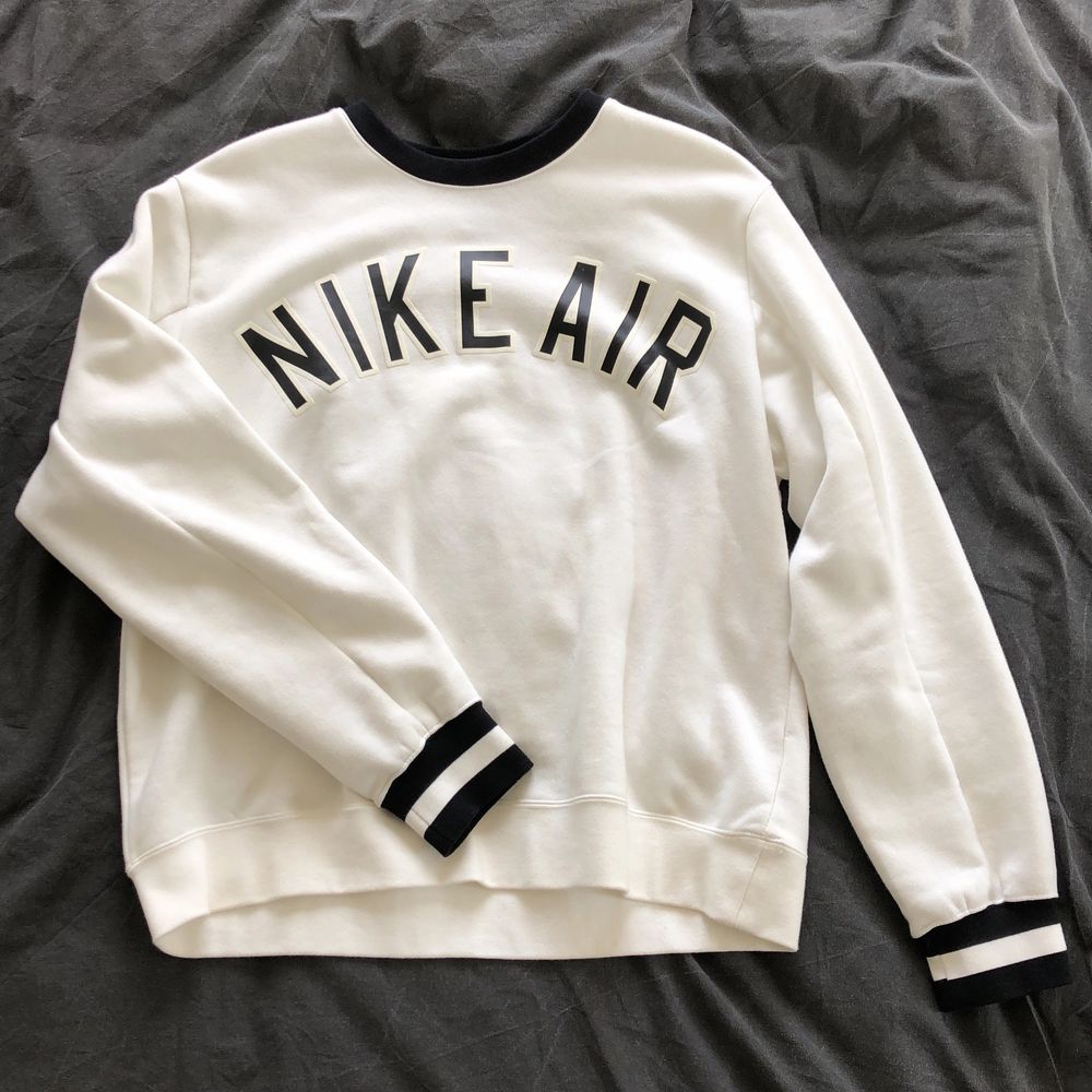 Nike Air sweatshirt, använd typ 3ggr så iprincip nyskick. Stl M. Tröjor & Koftor.