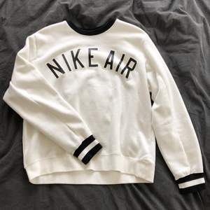Nike Air sweatshirt, använd typ 3ggr så iprincip nyskick. Stl M