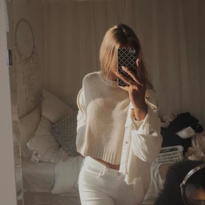 Manchester jacka och Stickad tröja - Dessa två superfina plaggen kommer tyvärr inte till användning längre och användes under en väldigt kort period.                                                                                    En gräddvit manchesterjacka som säljs för 300kr inkl frakt och en beige,stickad croppad tröja för 200kr inkl frakt. Pm:a mig för fler bilder eller frågor