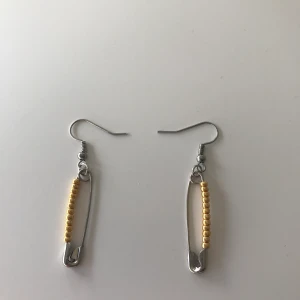 Örhängen  - Säljer dom här super fina örhängena😍