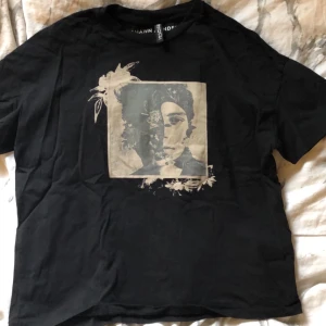Shawn Mendes T-Shirt - Shawn Mendes T-Shirt ifrån H&M. Storleken är XS men passar mig med M, så skulle uppskatta den mer till S/M, dock lite kort. Använd fåtal gånger. Säljes pga att den inte kommer till användning. Köpare står för frakt, står ej för postens slarv. Katter finns i hemmet! 🐈