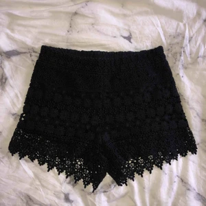  - Säljer dessa supersnygga shorts från Gina! Jättefina och svinsköna, priset kan absolut diskuteras!  Inte speciellt stretchig midja, den är ganska styv vilket kan vara ett minus för vissa.