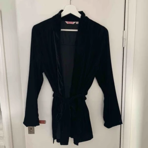  - Stilren kavaj i sammet från indiska i väldigt fint skick då den endast är använd ett fåtal gånger