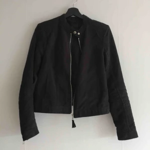  - Svart jacka i fejkmocka. Jättefin till våren! Köparen står för frakt! 