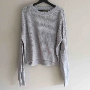  - Stickad ljusblå tröja från H&M. Varm och skön, snygg under en tunnare vårjacka. Köparen står för frakten!