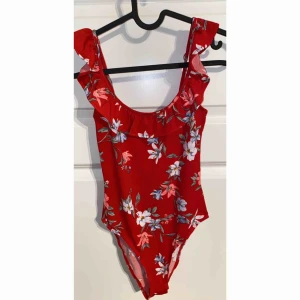  - Röd body, Aldrif använd. Köparen står för frakten