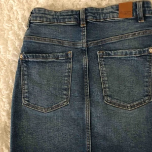  - Kjol köpt på Zara, aldrig använt. Bra skick! Stolek:xs köparen står för frakt 