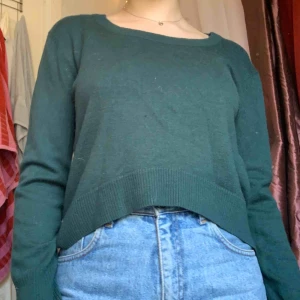  - Säljer denna jättefina topp. Har en croppad form och är väldigt mjuk. Frakt ingår!