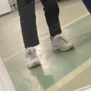  - Säljer mina fila disruptor skor i storlek 39🥰storleken är nog lite liten så passar nog bäst till 38/39, säljer för dom är förstora för mig, lite smutsiga men hag rengör dom såklart innan dom säljs, möts helst upp i gbg