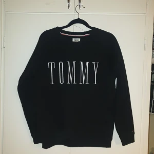 Tommy Hilfiger sweatshirt - Använts kanske 3 gånger, fint skick. Väldigt fin, passar till det mesta. 300 är utan frakt btw 🙈