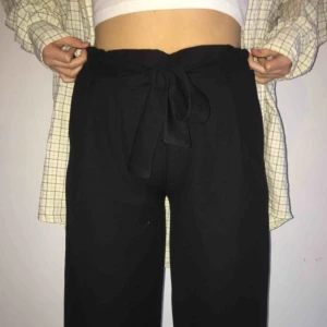  - Intressekoll på dessa snygga, kortare, kostymbyxor med knyte! Använda ett fåtal gånger men älskar de. Säljer då de har blivit lite väl korta på mig. Passar perfekt nu till våren🤩😘