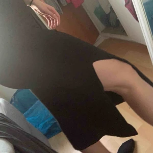  - En svart långklänning, som jag tyvärr inte kan ta bild på i spegeln för de ger en orättvis bild utav den. men från sidan ser den ut såhär!