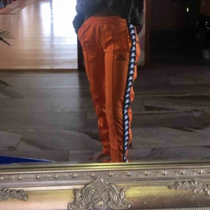  - Kappabyxor köpta här på plick! Storlek XS! Frakt tillkommer!💛  Liten fläck på ena benet från förra ägaren!