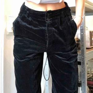  - Svarta högmidjade sammetsbyxor 