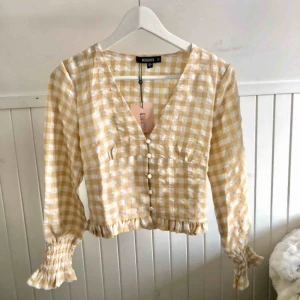  - Jättefin helt ny blus från Missguided, som tyvärr aldrig kommit till användning🦋💓frakten är 60kr, om det inte går att mötas upp i Uppsala💓
