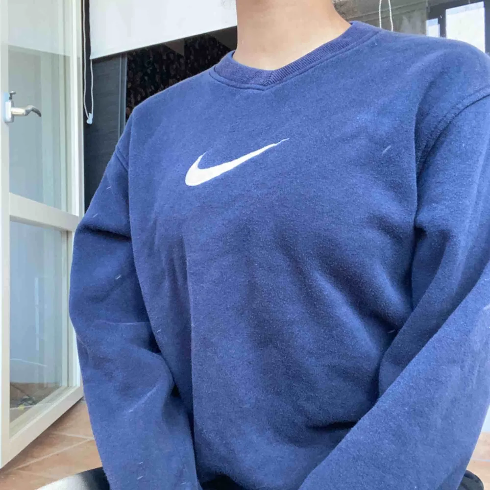 Nike vintage crewneck sweatshirt - navy blue  Tröjan sitter som en XS, stor i storlek  . Hoodies.
