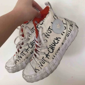  - Not a chuck Converse ☆  Storlek 38.5, använda ett fåtal gånger. Säljer pga för lite använda, orange ut och inner sula, bud från 250 kr 