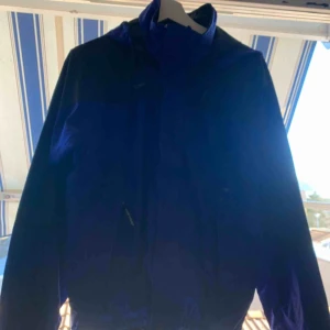Vintage the north face - Vintage The north face windbreaker, unikt plagg eftersom den har ett antal år på nacken, cond 7/10  Pris 650