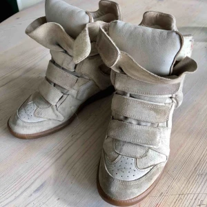  - Säljer mina ljusa Isabel Marantskor i ljus mocka. Nypris 3600kr Storlek 39 men passar även mig som har 38. Köparen betalar frakten, kan mötas upp Mycket använda men inte trasiga, där av priset