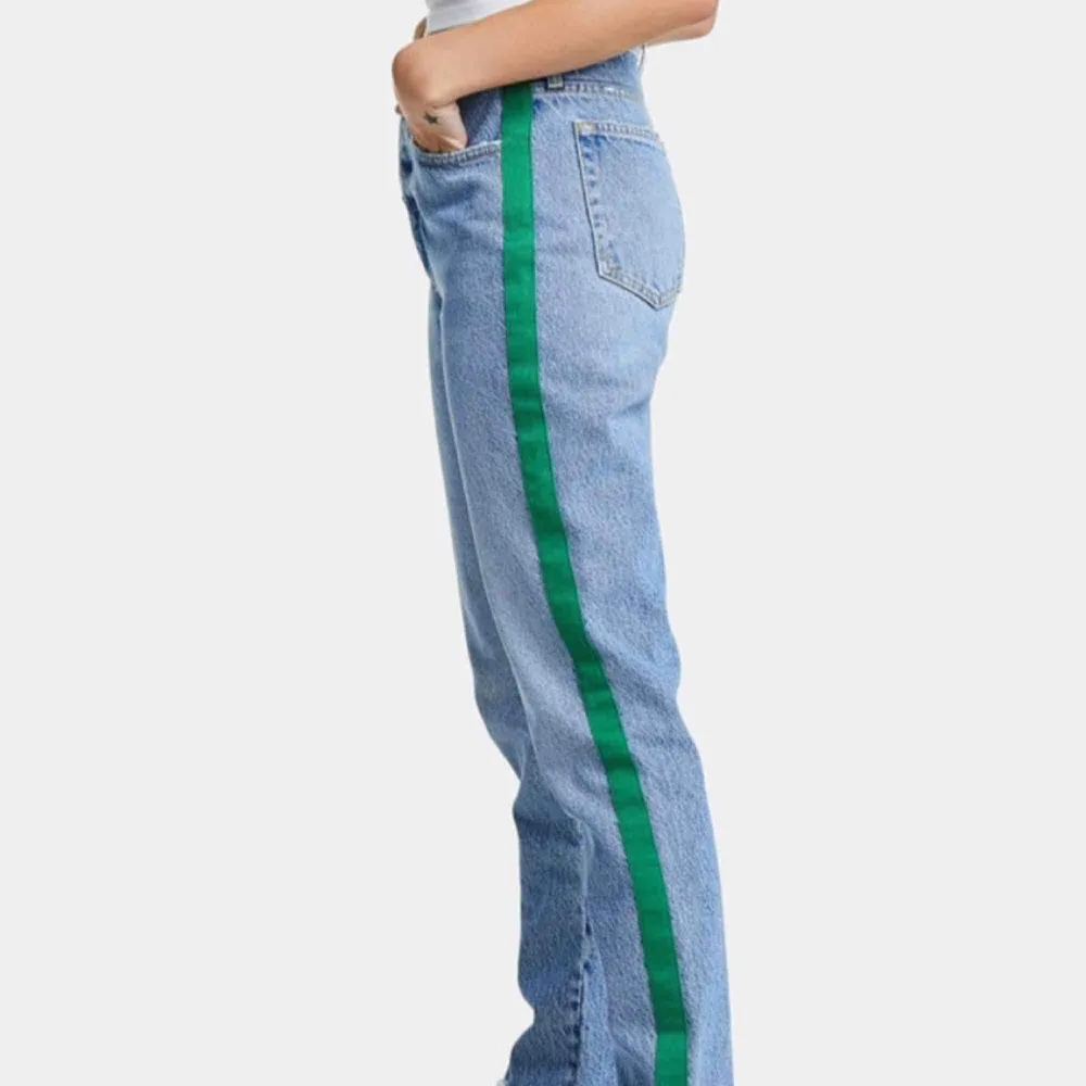 Svin snygga jeans från bikbok som tyvärr inte kommer till användning längre!  Sitter bra på mig som är 170 i längden, skriv för fler bilder eller andra frågor💕💕💕. Jeans & Byxor.