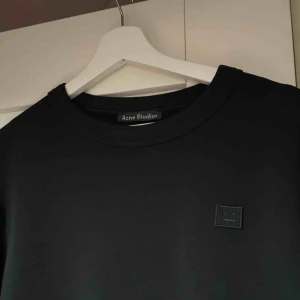  - Acne Studios Fairview Face Sweatshirt från 2017 Fortfarande i väldigt fint skick! Storlek medium, svart färg.