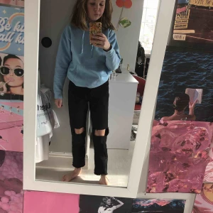  - Ur coola jeans från zara med hål i. Jättetrendiga och slutsålda. Jag är 160 cm lång och dem passar mig utmärkt. Det är storlek 34. Vi kan diskutera om priset. Köparen står för frakten 