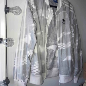  - En cool och tunn vårjacka från adidas i storlek S. 