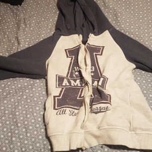 En snygg tjock tröja. - De här en tjock tröja me det tredje på de här ett a som det står Amerika. Köparen betalar frakt.