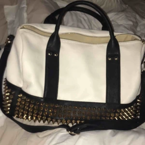  - Väska med nitar köpt för 600kr från dimoda frakten ingår!!! den är skit rymlig och snygg säljer pga behöver pengar! Väskan är inte sliten någonstans och bara använt den några gånger 