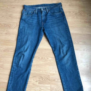  - Skitsnygga Levi’s 502 i blå färg. Använda bara ett fåtal ggr och är i nyskick. Köpta för 1200. Herr strl men blir snygg bf-fit med ett skärp. Pris kan diskuteras.