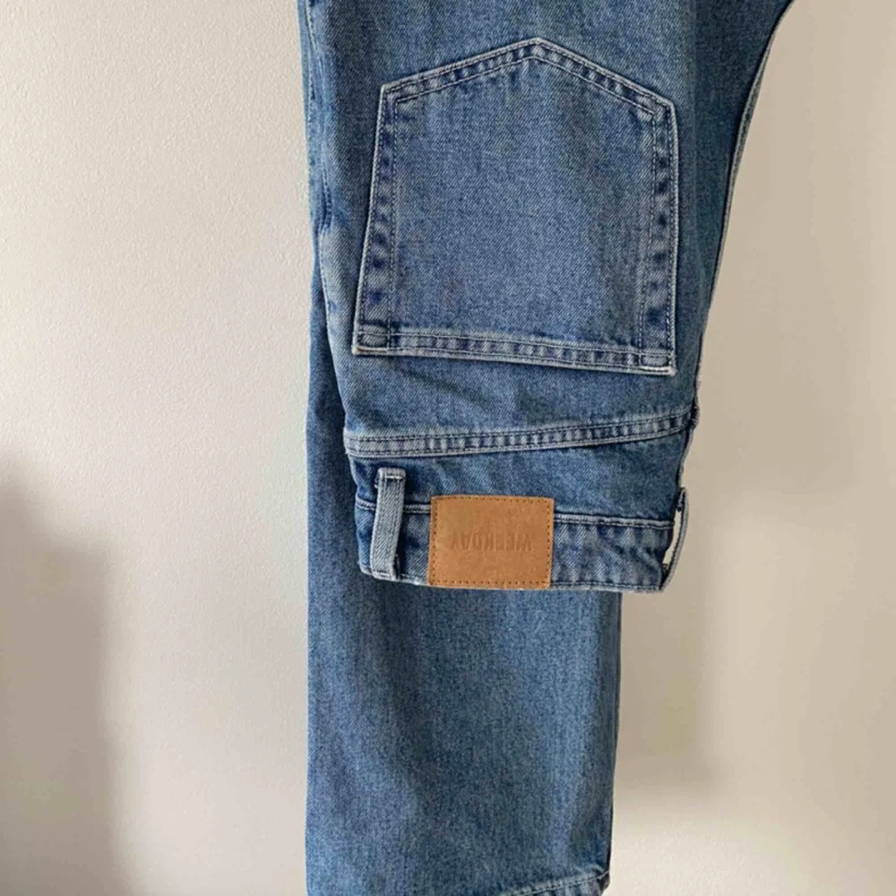 Skitsnygga jeans från Weekday, style row. Använda en gång. 💕 Säljer på grund av fel storlek. Pris kan diskuteras vid snabb affär.. Jeans & Byxor.